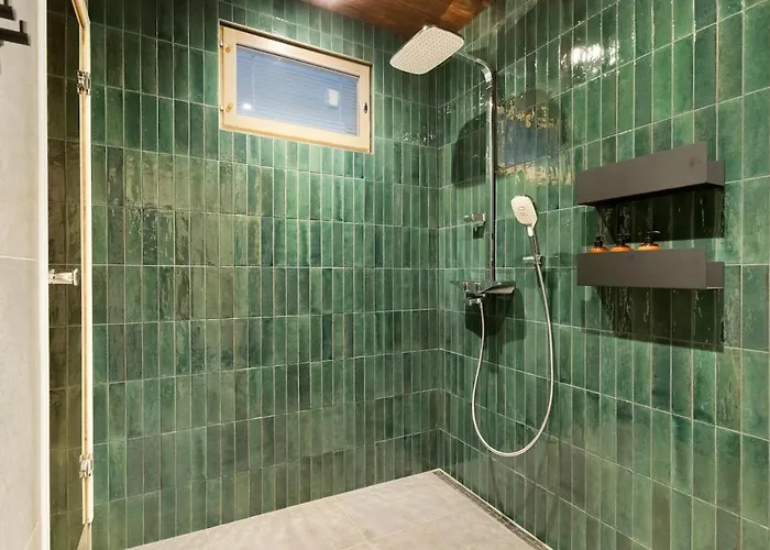 Arctic Modern In With Jacuzzi רובניימי